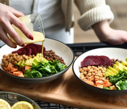 Полезен ли вирусный метод диеты 90-30-50? Эксперты объясняют, действительно ли это работает