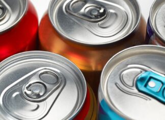 У мужчины случился инсульт после того, как он выпил 8 энергетических напитков в день. Существуют ли полезные энергетические напитки?