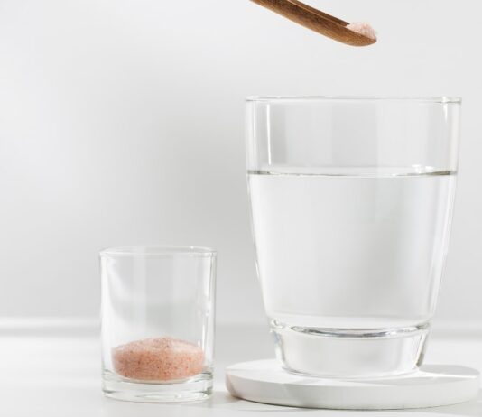 Помогает ли трюк с розовой солью похудеть? Диетологи объясняют