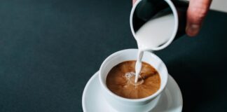 По мнению диетолога, самые полезные сливки для кофе № 1 с наименьшим количеством сахара и добавок