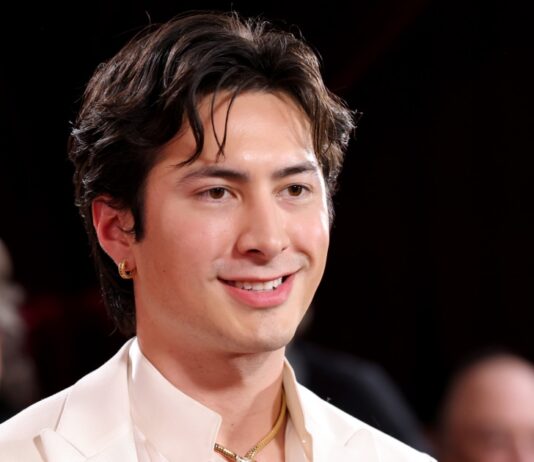 Хадсон Уильямс рассказывает, что эта звезда боевиков вдохновила его на тренировки для «горячего соперничества»