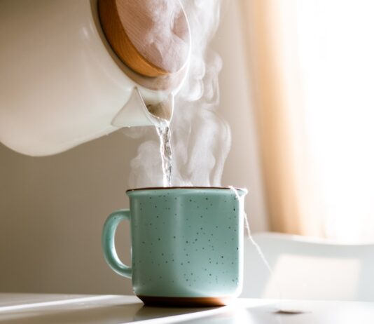 Нужно ли пить горячую воду для улучшения пищеварения? Желудочно-кишечные врачи взвешивают