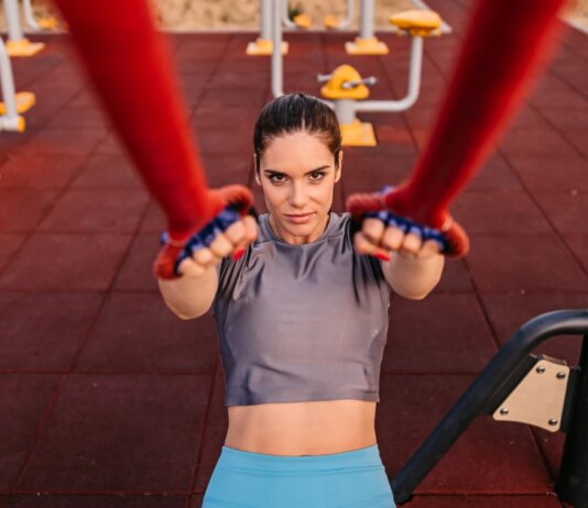 Добавьте тренировки «толкай-толкай» в свой распорядок дня, чтобы укрепить спину, трицепсы и многое другое. 19 упражнений, которые стоит попробовать