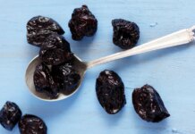 Может ли ежедневное употребление чернослива избавиться от запора? Врач-гастроэнтеролог и диетологи взвешиваются