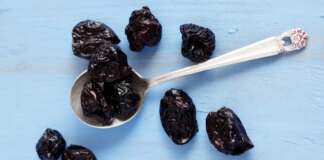 Может ли ежедневное употребление чернослива избавиться от запора? Врач-гастроэнтеролог и диетологи взвешиваются