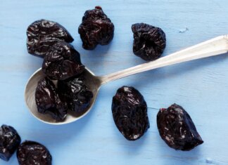 Может ли ежедневное употребление чернослива избавиться от запора? Врач-гастроэнтеролог и диетологи взвешиваются