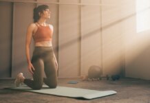 Тренер говорит, что выполнение этого первого движения — мощный тест того, насколько мобильным вы будете с возрастом