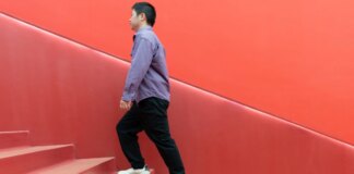 Запнулись, поднимаясь по лестнице? Эти 5 шагов сделают это проще
