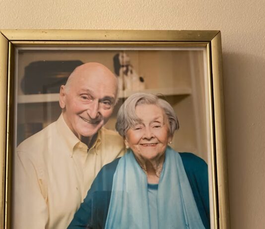 100-летний мужчина и 99-летняя жена делятся 6 советами для долгой жизни и своим «секретным оружием» долголетия